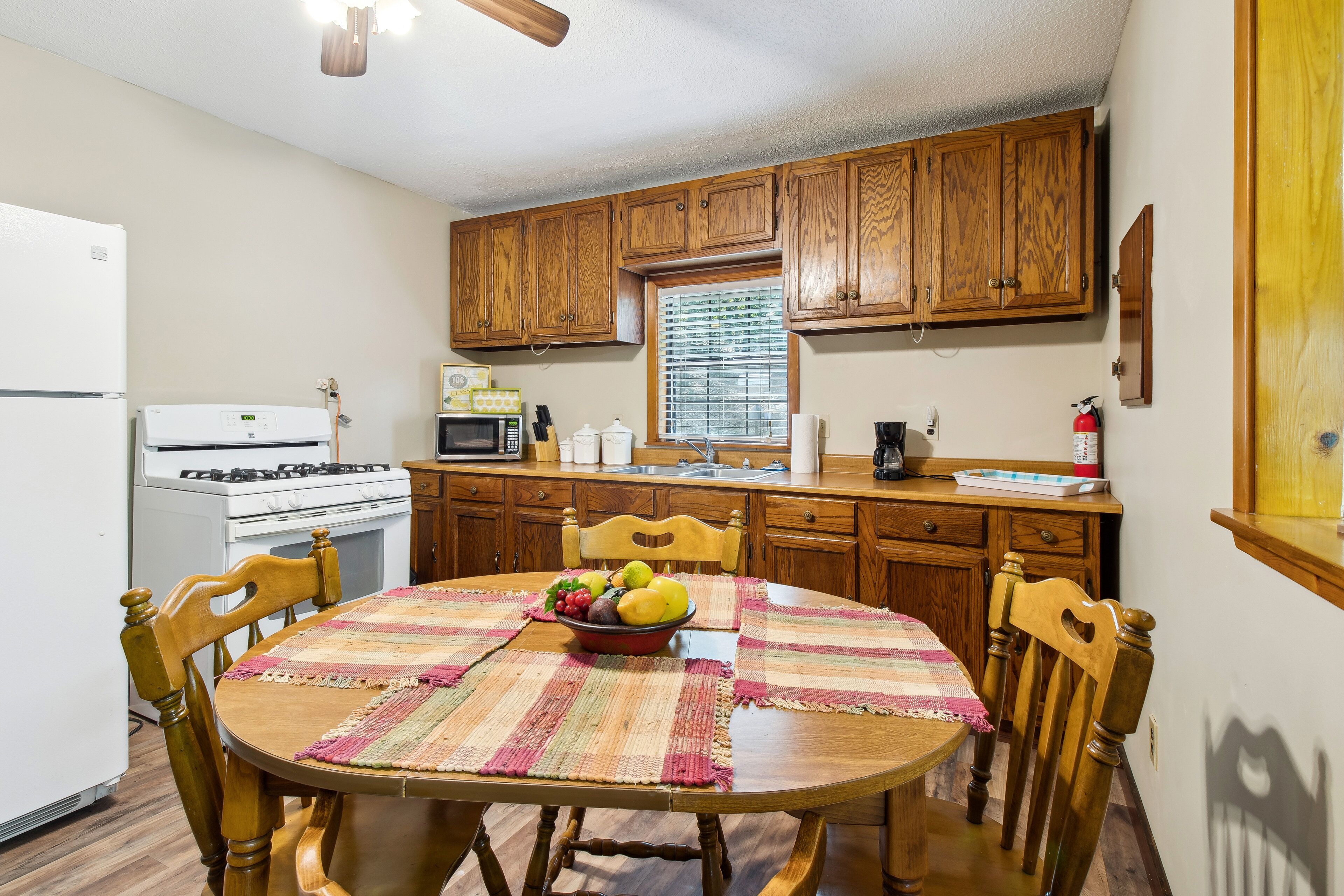 Microondas, horno, placa de cocina, utensilios de cocina