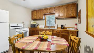 Microondas, horno, placa de cocina, utensilios de cocina