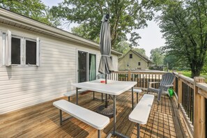 Outdoor dining - Dog-friendly Hastings Vacation Rental Near Lake! (Hastings)