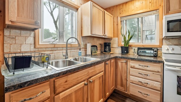 Microwave, oven, stovetop, cookware/dishes/utensils - Dog-friendly Hastings Vacation Rental Near Lake! (Hastings)