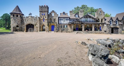 Missouri Castle w/ Private Lake, Pool & 100 Acres!