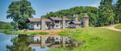 House (Multiple Bedrooms) | Front of property