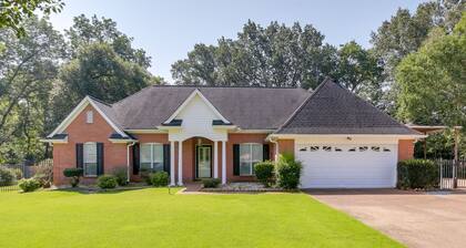 Olive Branch Getaway w/ Deck & Charcoal Grill!