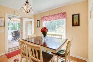 Dining - Olive Branch Getaway w/ Deck & Charcoal Grill! (Olive Branch)