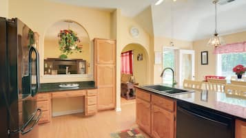 House (3 Bedrooms) | Private kitchen