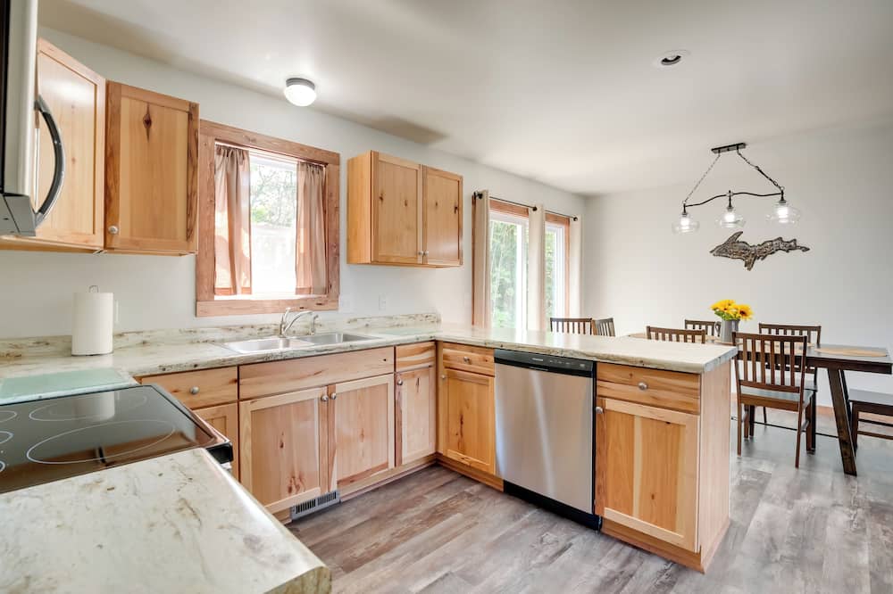 Wooded Hancock Home Near Ski & Snowmobile Trails! - Houghton