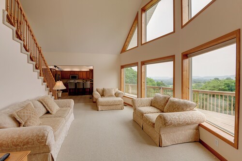 Gordonsville Retreat: Deck w/ Spectacular Views!