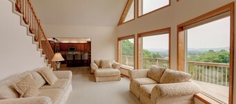 Gordonsville Retreat: Deck w/ Spectacular Views!