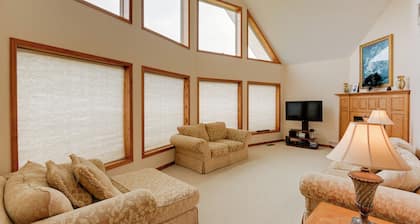 Gordonsville Retreat: Deck w/ Spectacular Views!