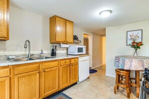 Cottage (2 Bedrooms) | Interior - Peaceful Franklin Cottage ~ 1 Mi to Downtown! (Franklin)