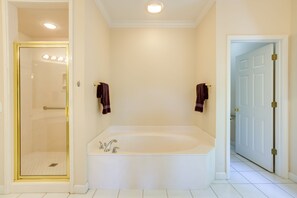 Apartment (3 Bedrooms) | Badezimmer