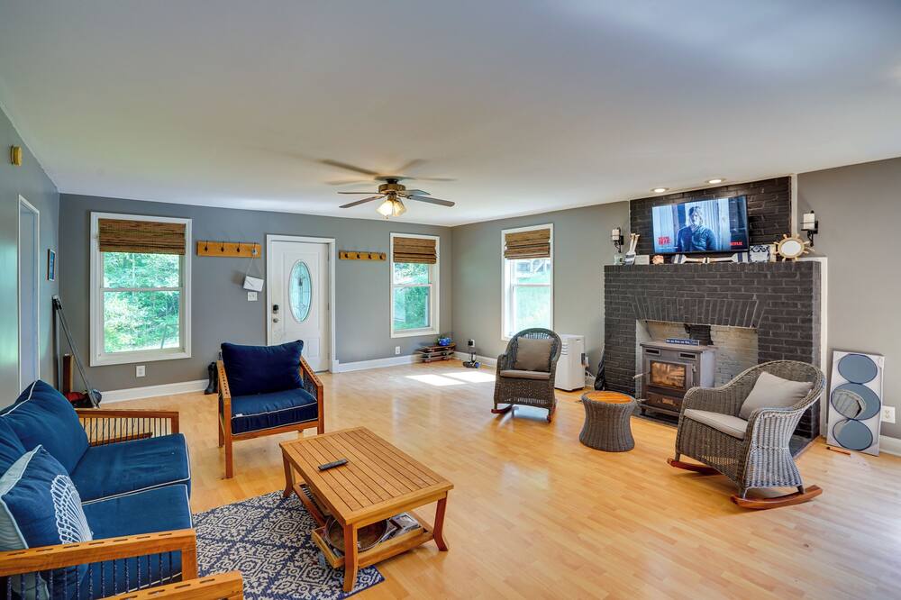 Lakefront West Sand Lake Home w/ Beach Access! - Grafton, NY