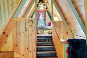 1 habitación, tabla de planchar con plancha y ropa de cama