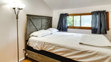 Apartment (3 Bedrooms) | 3 bedrooms, iron/ironing board, bed sheets