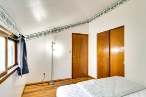Apartment (3 Bedrooms) | 3 bedrooms, iron/ironing board, bed sheets