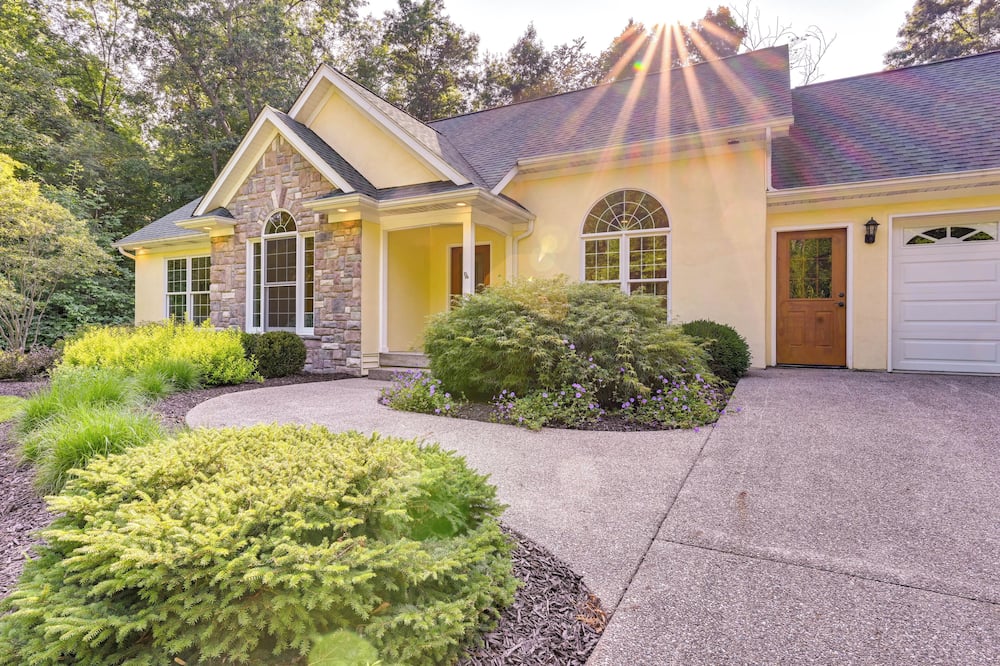 Charming Flushing Cottage w/ Deck + Spacious Yard! - Beecher, MI