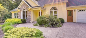 Charming Flushing Cottage w/ Deck + Spacious Yard!