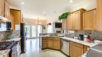 Rumah (4 Bedrooms) | Dapur pribadi | Microwave, oven, kompor, dan mesin pencuci piring