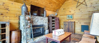 12 Mi to Staunton River: Nathalie Cabin w/ Deck