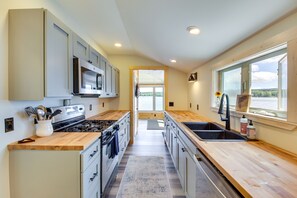 Talo (2 Bedrooms) | Yksityinen keittiö | Mikroaaltouuni, uuni, liesi, astianpesukone