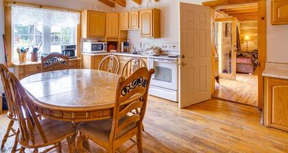 Historic Cabin Retreat ~ 2 Mi to Seneca Rocks!
