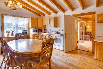 Historic Cabin Retreat ~ 2 Mi to Seneca Rocks!