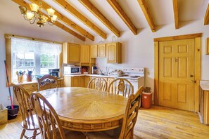 Microwave, oven, stovetop, cookware/dishes/utensils