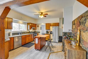 Mikrobølgeovn, ovn, kokeplater og oppvaskmaskin