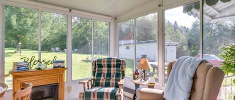 Tv, eldstad och böcker