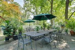 Outdoor dining - Rustic Oxford Getaway: Patio, Fireplace & More! (Oxford)