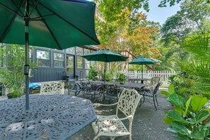 Outdoor dining - Rustic Oxford Getaway: Patio, Fireplace & More! (Oxford)