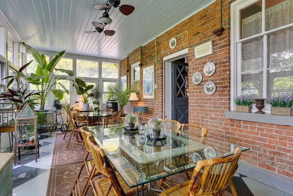 Outdoor dining - Rustic Oxford Getaway: Patio, Fireplace & More! (Oxford)