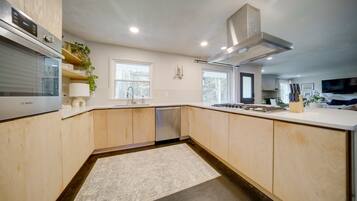 House (3 Bedrooms) | Private kitchen | Microwave, oven, stovetop, dishwasher
