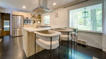 House (3 Bedrooms) | Private kitchen | Microwave, oven, stovetop, dishwasher