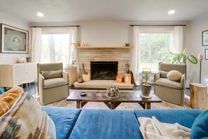 TV, fireplace, books - Stylish Willoughby Hills Retreat w/ Fireplace! (Willoughby)