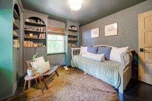 Casa (3 Bedrooms) | Zona de estar | Una televisión, una chimenea, libros
