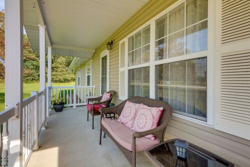 Cozy Stafford Home w/ Outdoor Pool: Pets Welcome!