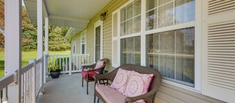 Cozy Stafford Home w/ Outdoor Pool: Pets Welcome!