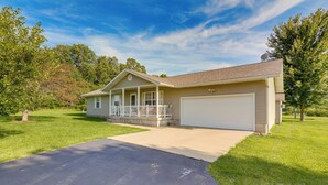 A single-story house with a front porch, a garage, and a well-maintained lawn. - Cozy Stafford Home w/ Outdoor Pool: Pets Welcome! (Strafford)