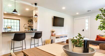 7 Mi to Mounds State Park: Indiana Home w/ Porch!