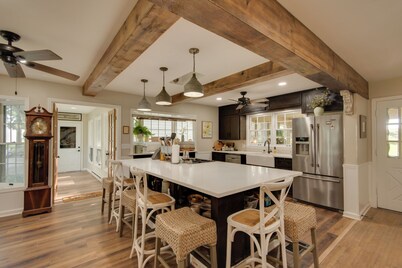 Charming Villisca Getaway w/ Screened Porch!