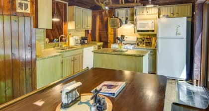 Family-friendly Dubois Cabin w/ Community Pool!
