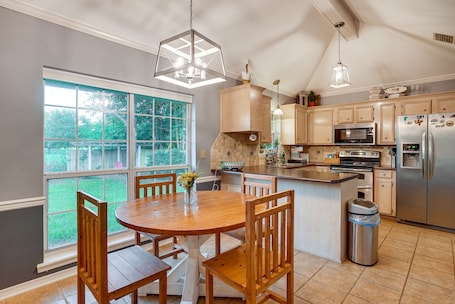 Micro-ondas, fogão, cooktop, lava-louças. Pet-friendly Bossier City Home Rental: Fenced Yard