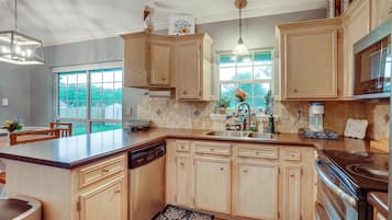 House (2 Bedrooms) | Private kitchen | Microwave, oven, stovetop, dishwasher