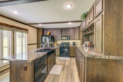 Dog-friendly Home w/ Mtn Views in Chilhowie!