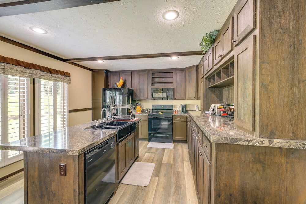 Dog-friendly Home w/ Mtn Views in Chilhowie! - Marion, VA