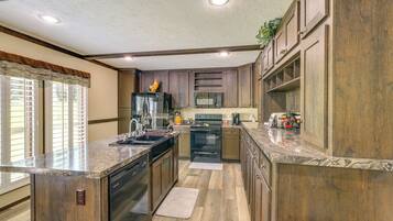 House (3 Bedrooms) | Interior