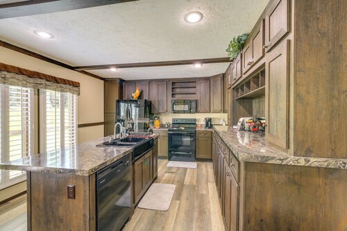 Dog-friendly Home w/ Mtn Views in Chilhowie!