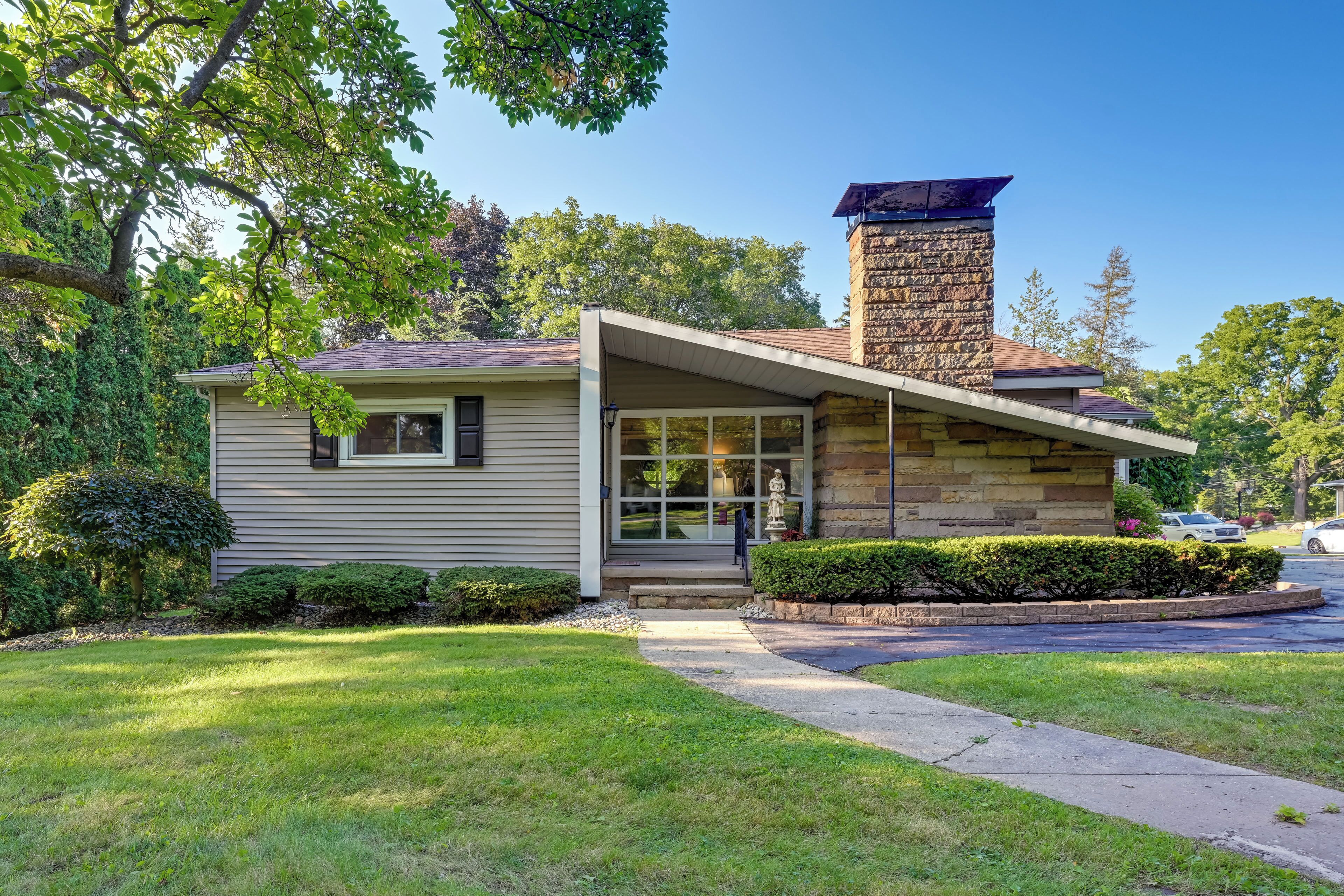 House (3 Bedrooms) | Exterior