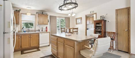 House (3 Bedrooms) | Private kitchen | Microwave, oven, stovetop, dishwasher